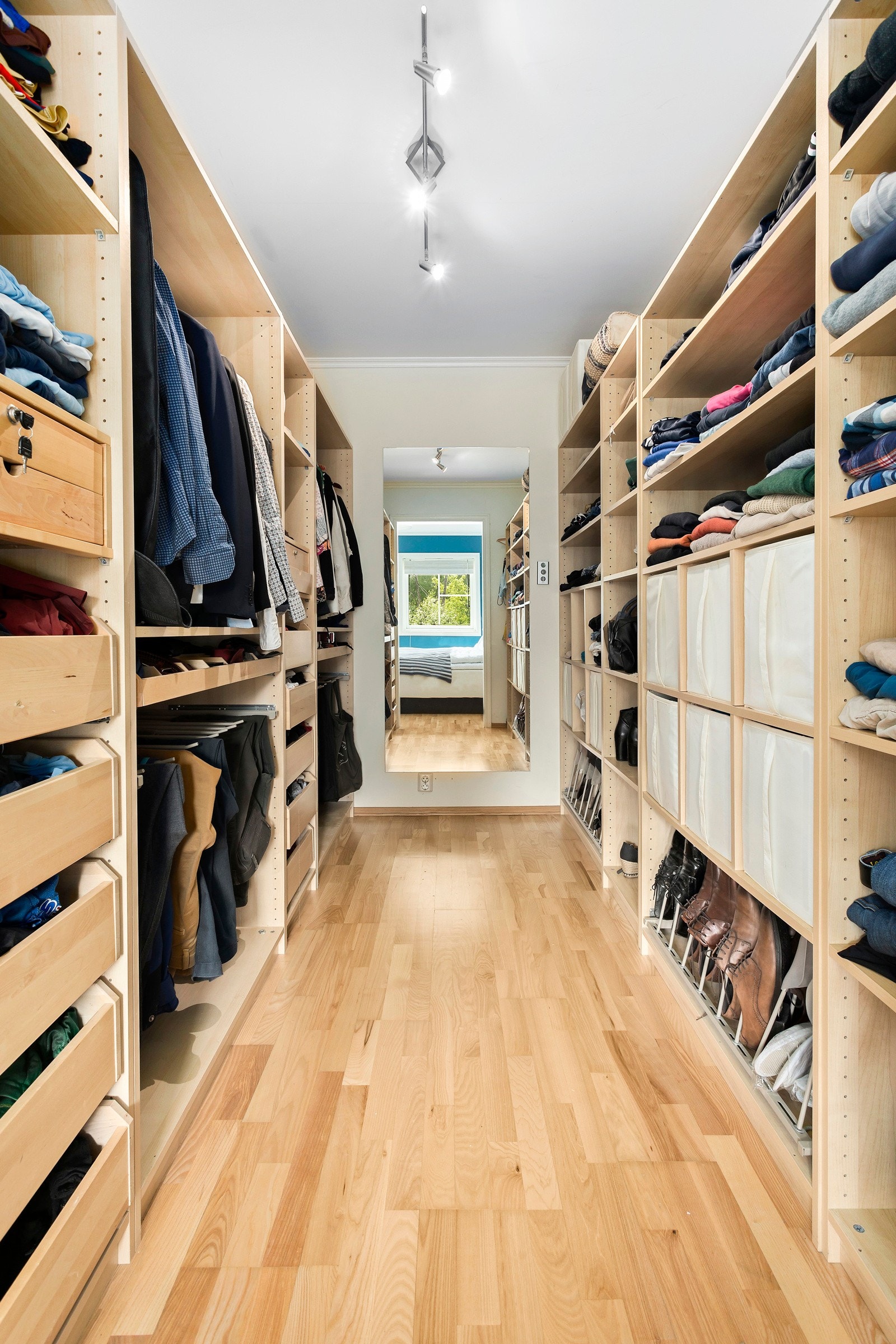 Walk-in closet utenfor hovedsoverom Galleribilde