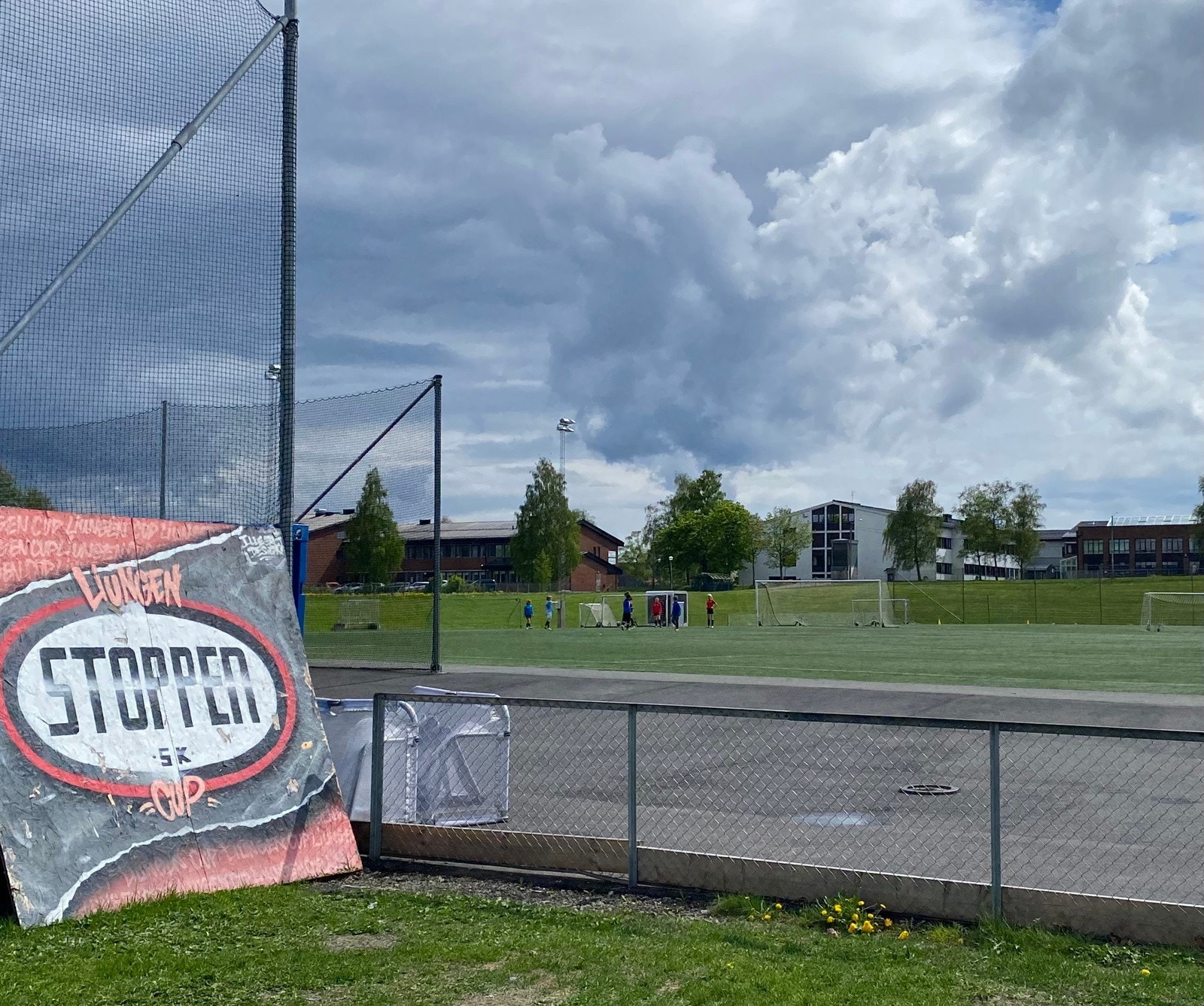 Kun 15 min. gange til Lier idrettshall / Arena og baneområde, flere barnehager, ungdomsskole, svømmehall, St. Hallvard videregående med toppidrettslinje og tennisbane Galleribilde