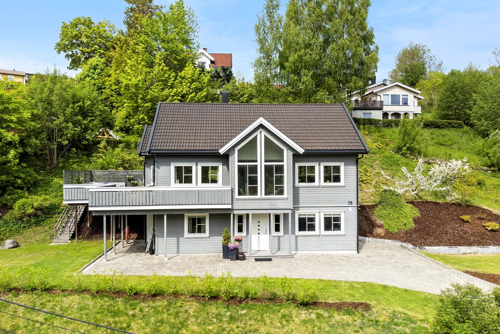 Sommerbilde / Spennende enebolig med sørvestvendt beliggenhet med suverene solforhold - god plass til trampoline i hagen (alltid vært trampoline i hagen når barna var mindre) Galleribilde