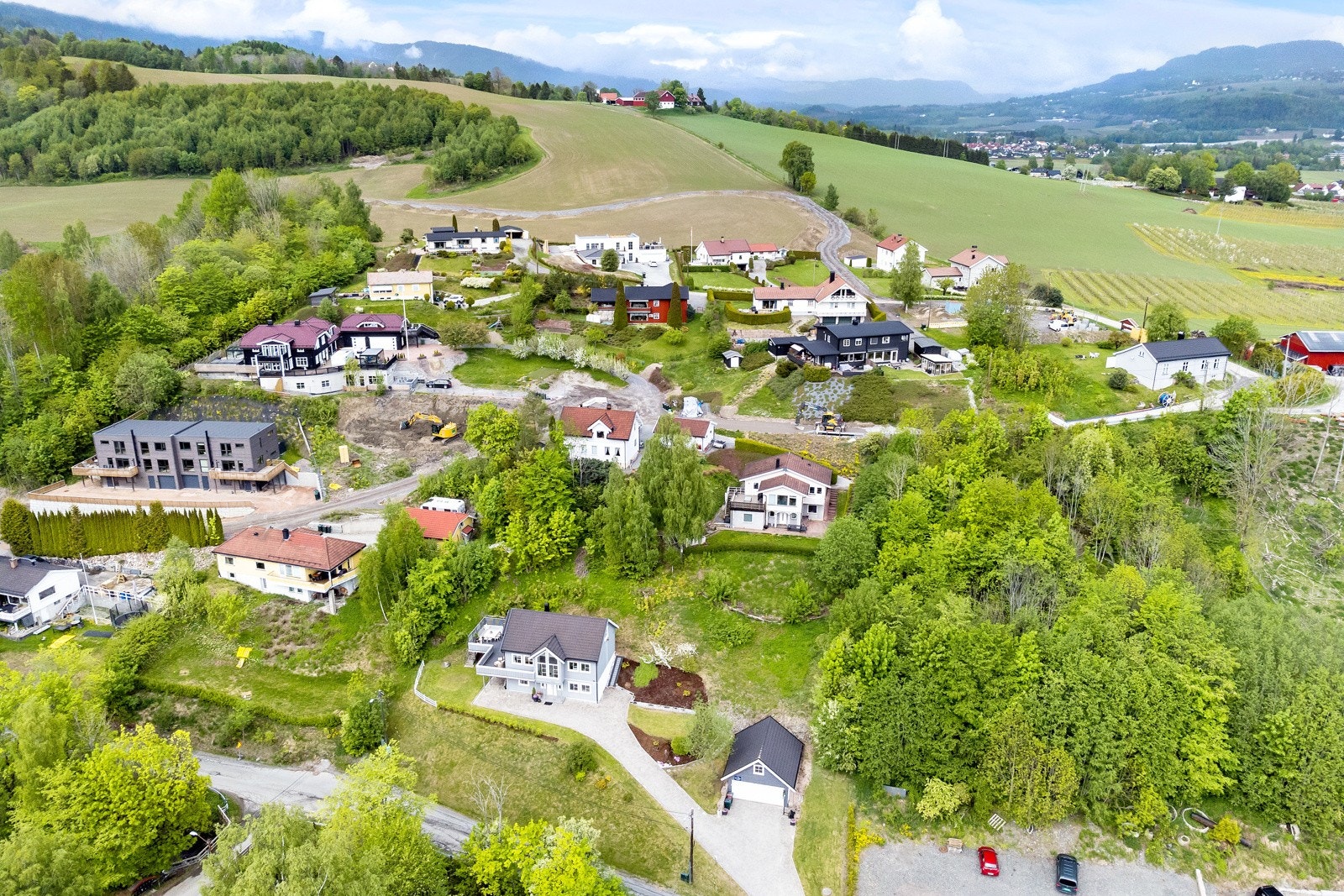Landlig område i Lier med spredt boligbebyggelse og landbruksområder / eplebønder - likevell sentralt med korte avstander til skole/barnehage. Galleribilde
