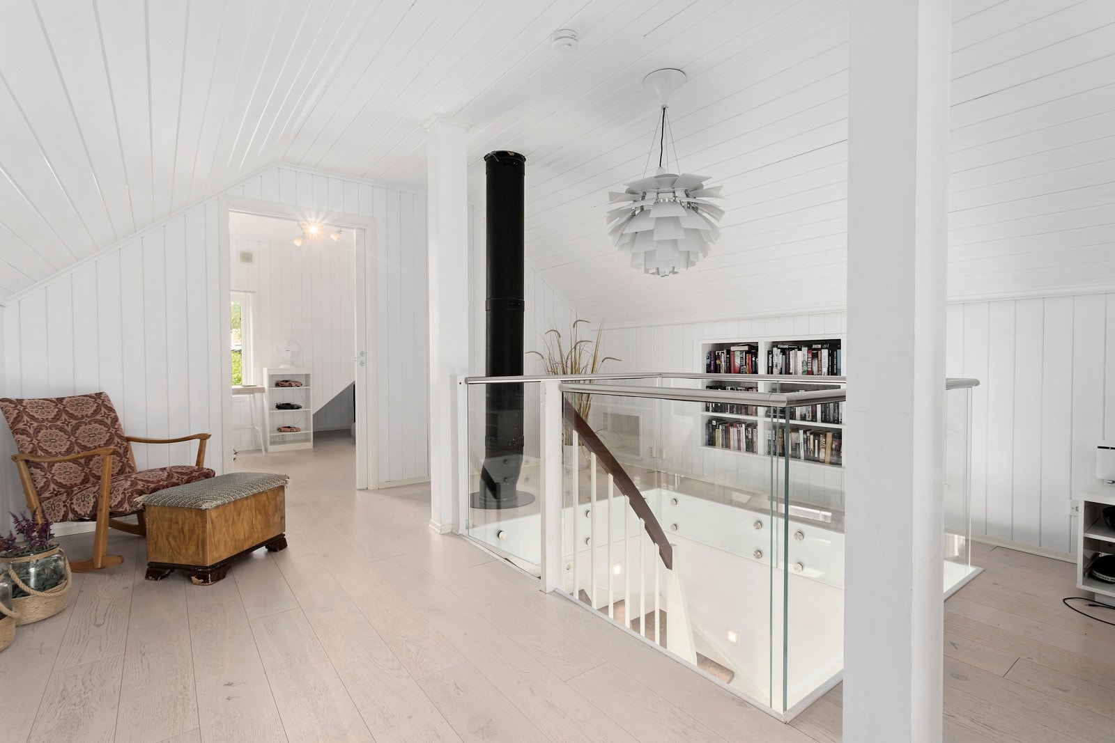 Elegant trappeløsning i forbindelse med loftsstuen / loftsetasjen med rekkverk i glass og stål Galleribilde