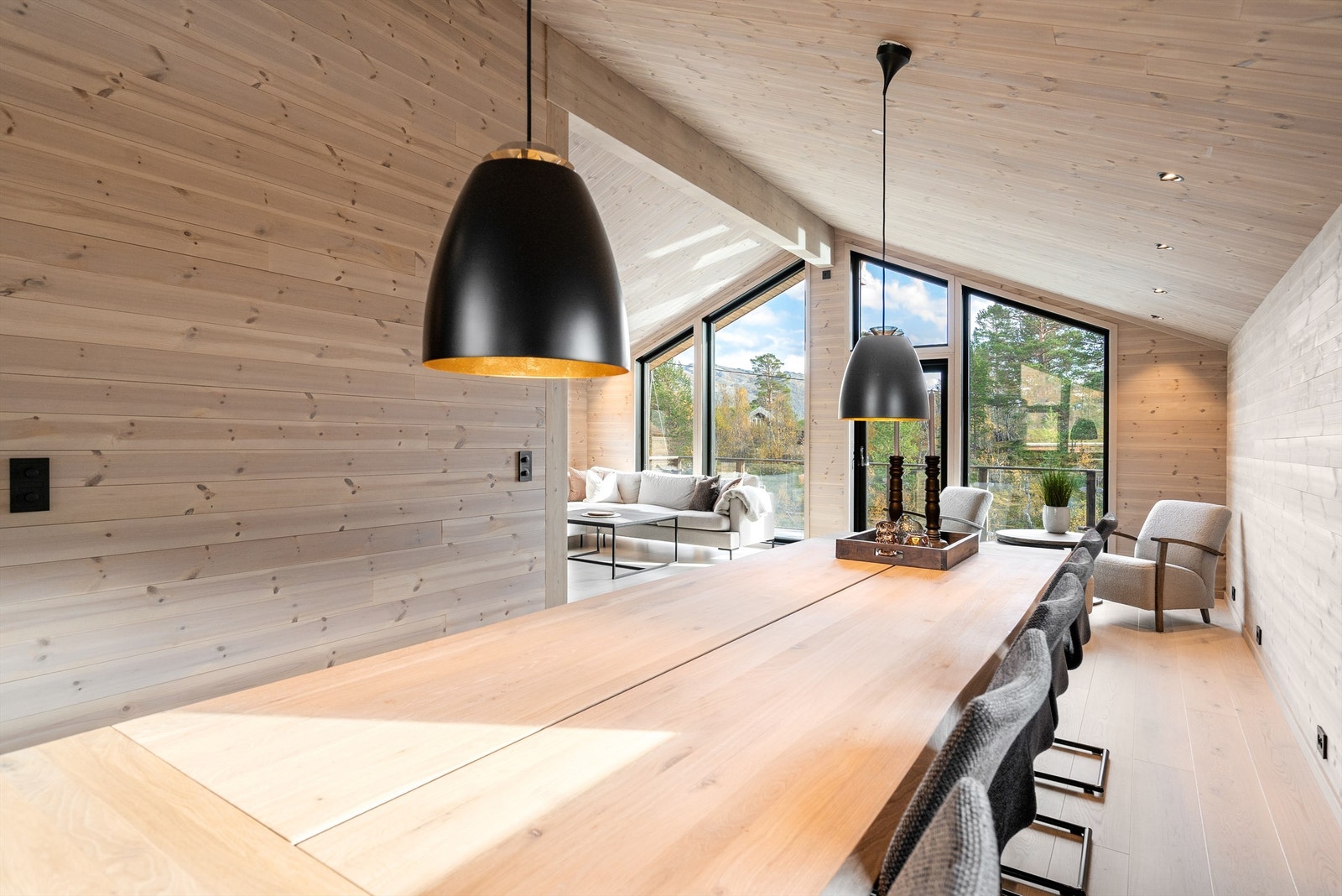 Fra spiseplass mot stue. Utgang solrik veranda. Galleribilde