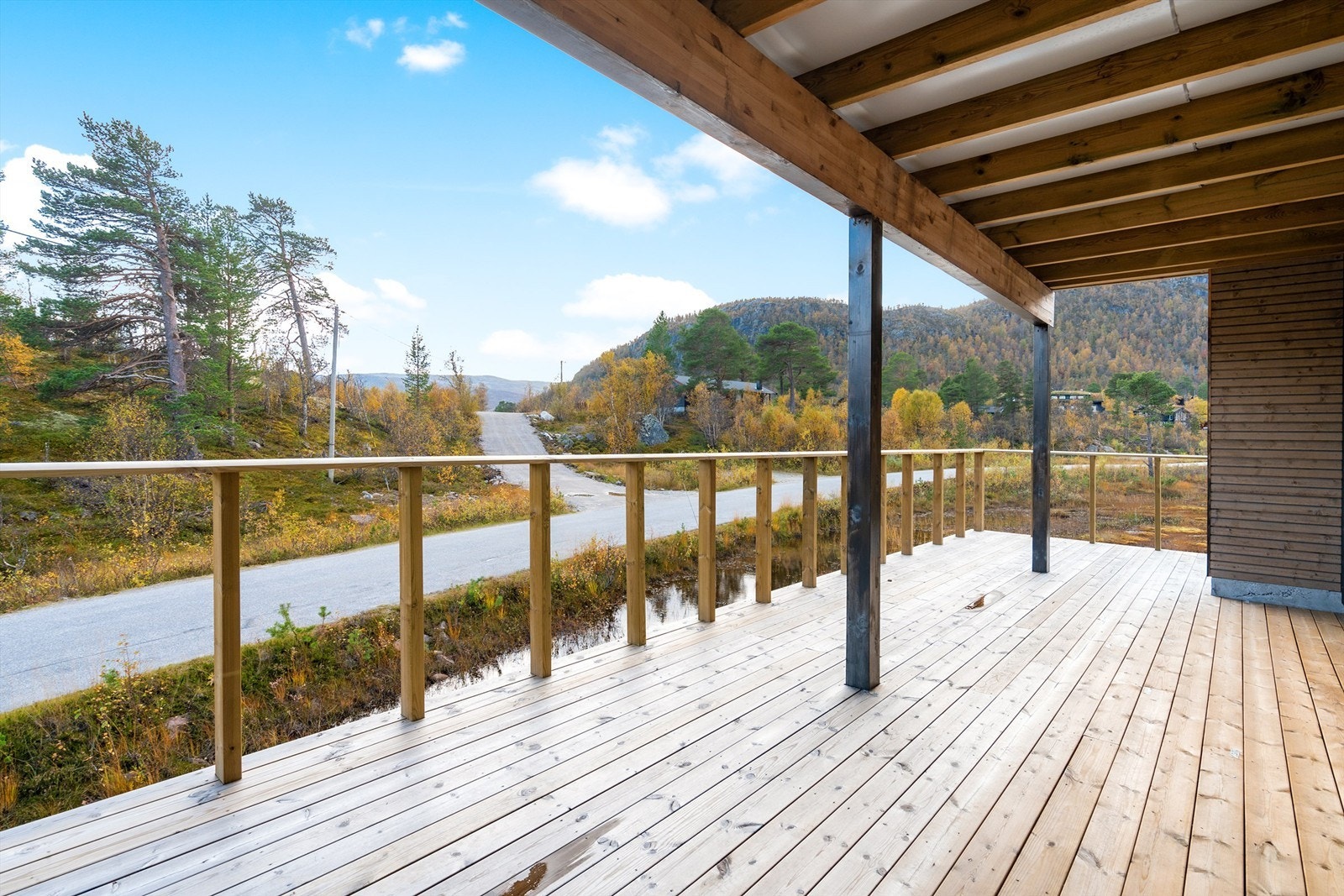 Solrik terrasse også på bakkeplan. Galleribilde