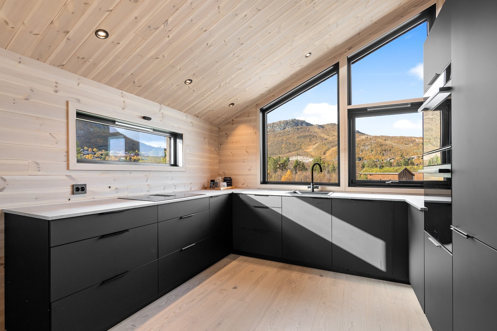 Fra kjøkkenet er det utsikt til skisenteret og Hovdenut. Galleribilde