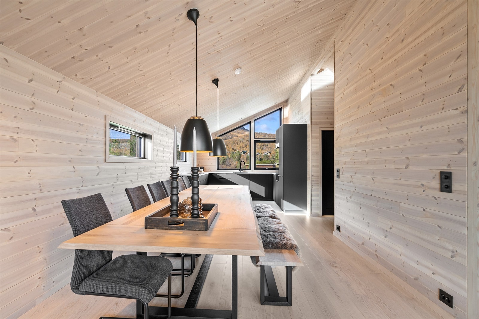 Spiseplassen mot kjøkkeninnredningen. Godt med skap og benkplass. Galleribilde