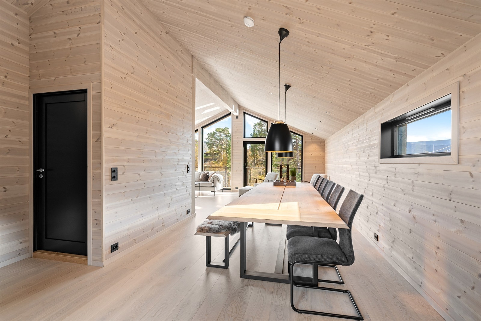 Spiseplassen mot stue. Galleribilde