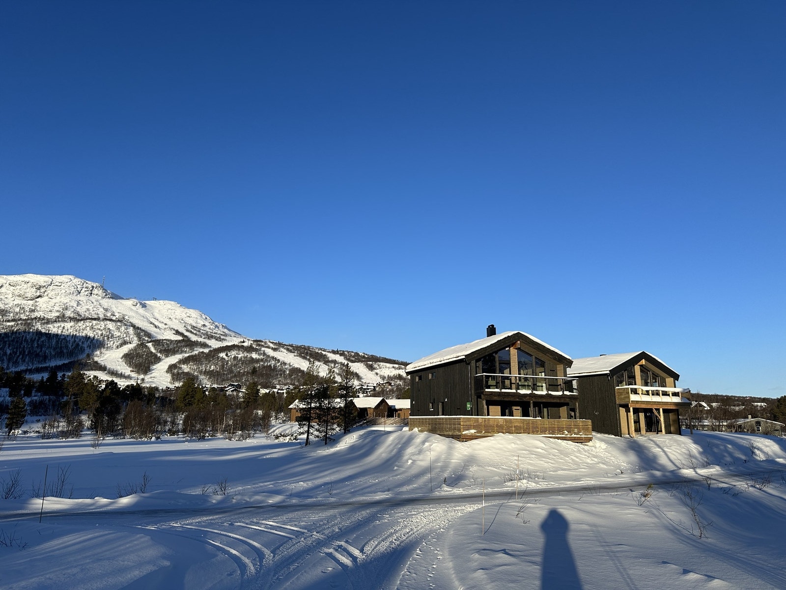 Oppkjørt skiløype rett til venstre. Skisenteret i bakgrunnen. Galleribilde