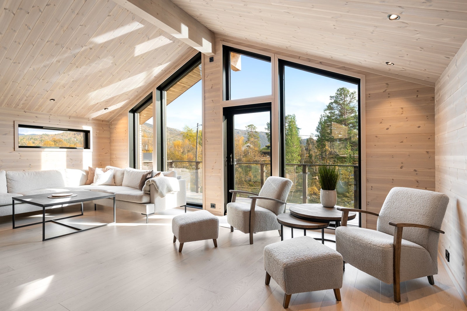 Store vinduer i stue gjør at man får nærheten til naturen og fjellene. Galleribilde