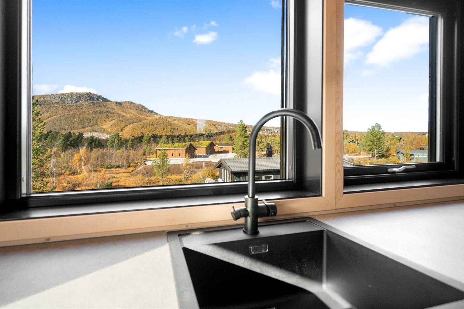 Fra spiseplass og kjøkken har man god utsikt mot skisenteret. Har heisen startet? Galleribilde