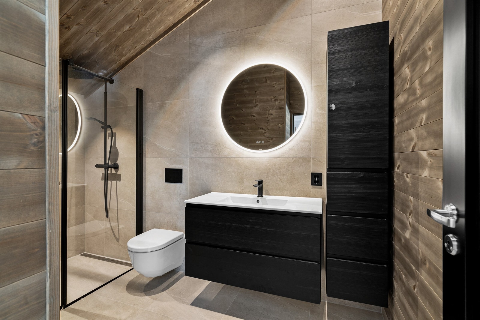 Badet i 2. etg. Dusjhjørne, vegghengt wc og servant med skuffer. Høyskap. Galleribilde