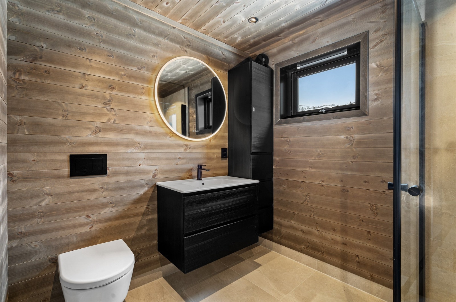 Badet i 1. etg. Dusjhjørne, vegghengt wc og servant med skuffer. Galleribilde