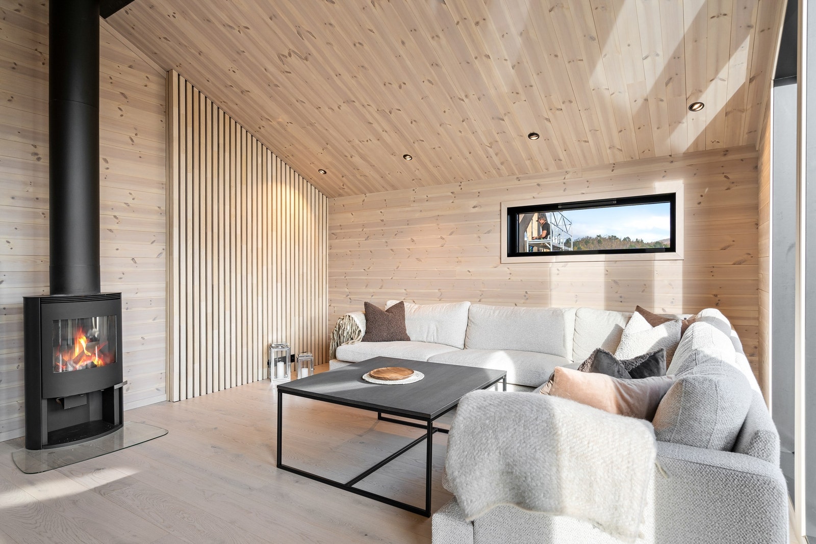 Koselig sofakrok med peisovn i stue. Galleribilde