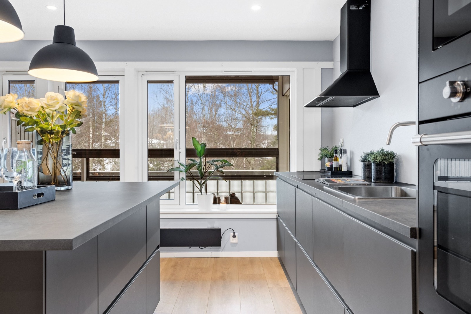 Trær og himmelen preger utsynet fra leiligheten. Ingen gjenboere å tenke på her. Galleribilde