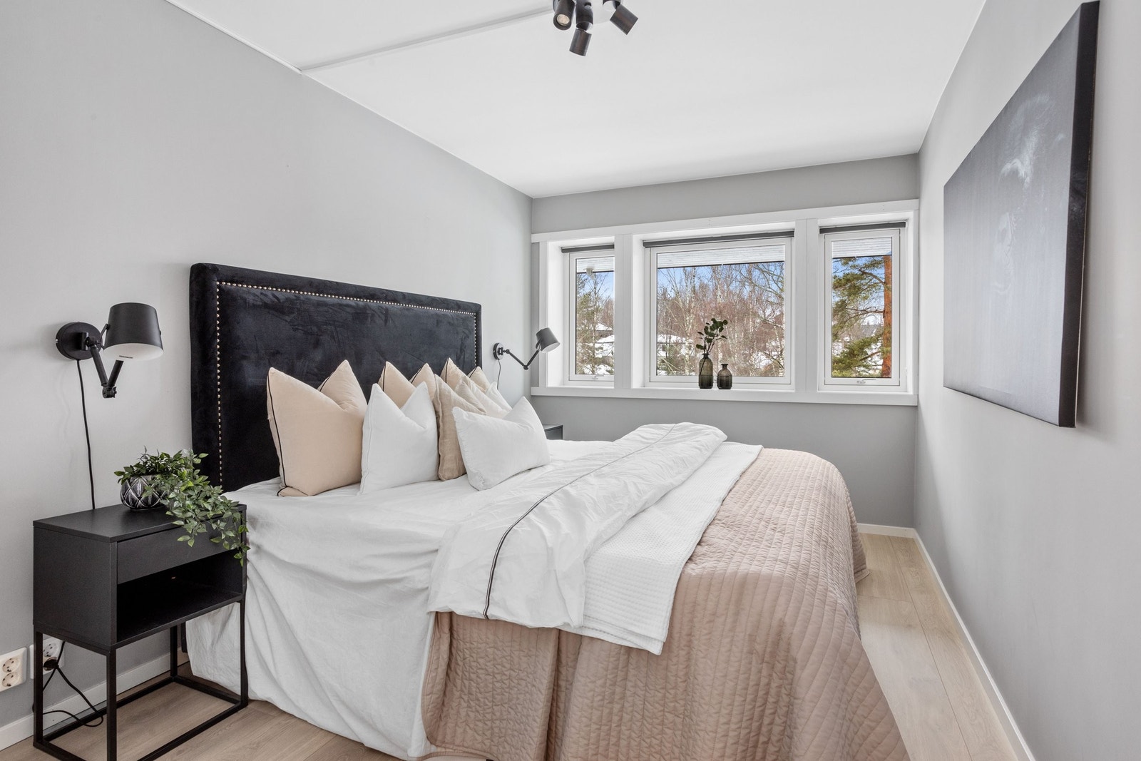 Hovedsoverommet har god plass, her innredet med en oversized kingsize seng. Galleribilde