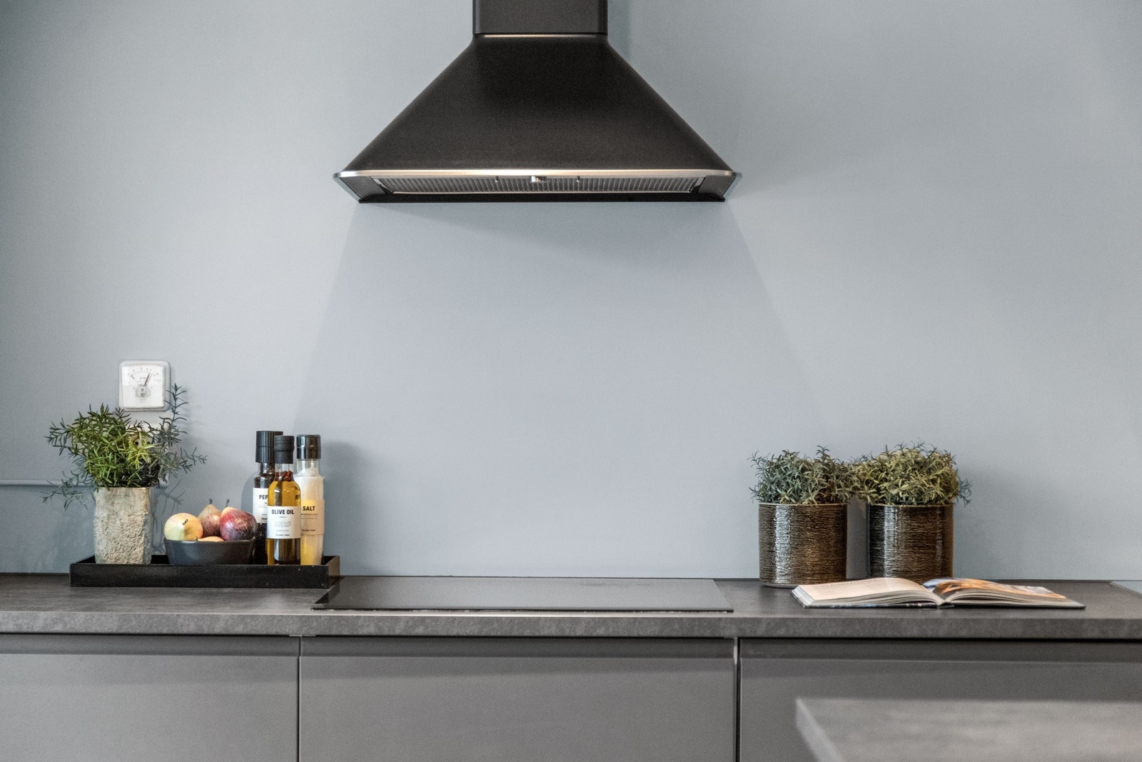 Stor platetopp med induksjon og boosterfunksjoner i alle kokesoner. Galleribilde