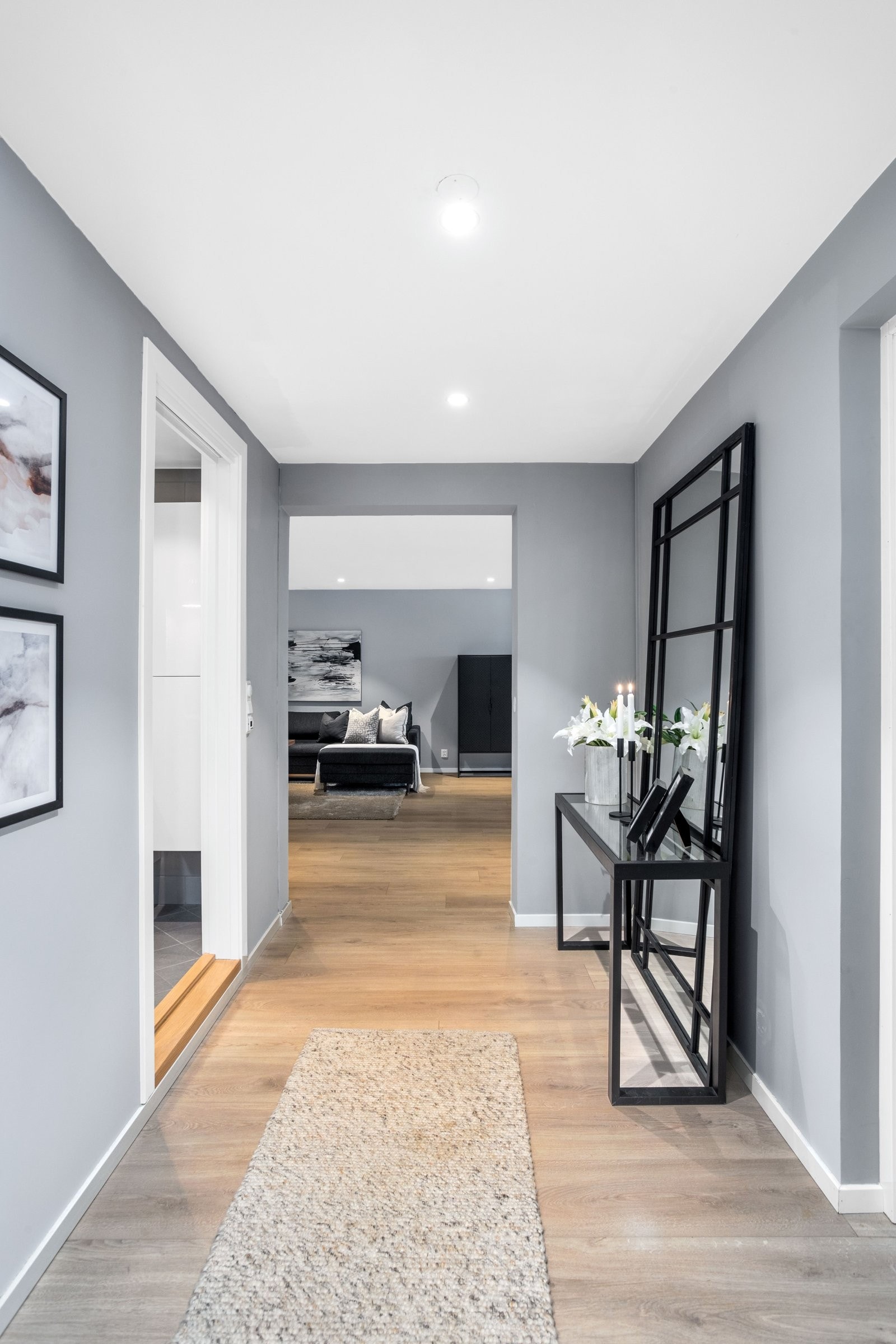 Skyvedør til badet er svært praktisk da man sparer plass i vindfanget. Galleribilde