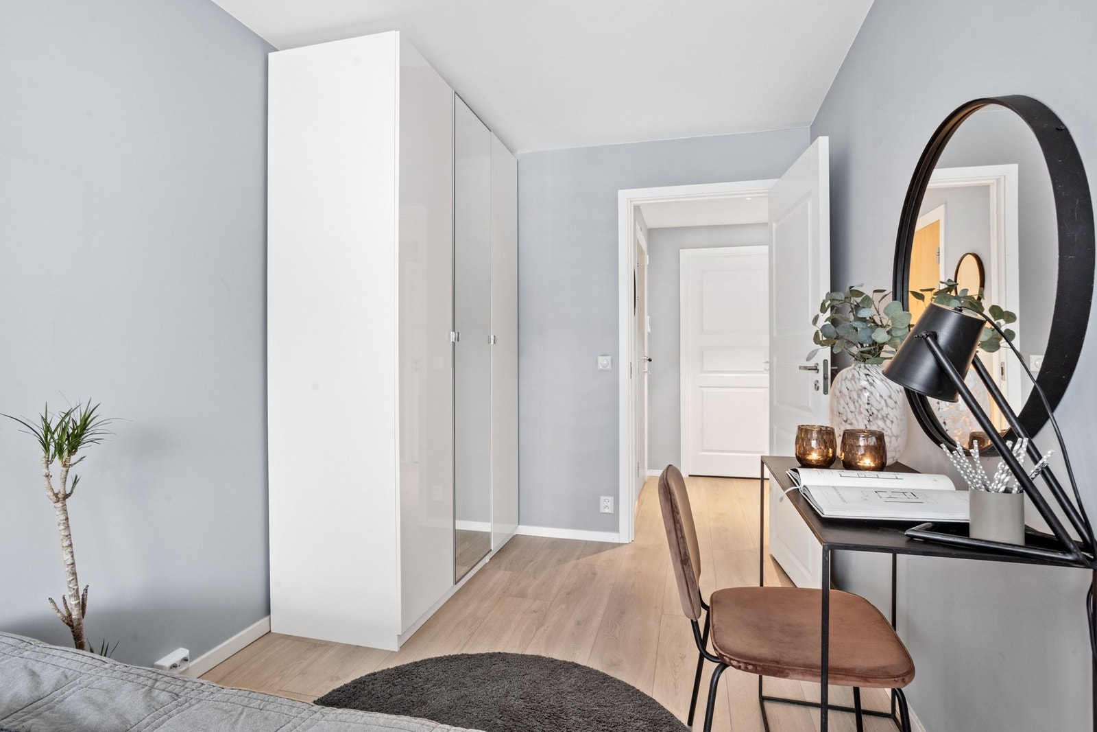 Her er det plass til både garderobeskap og skrivebord. Galleribilde