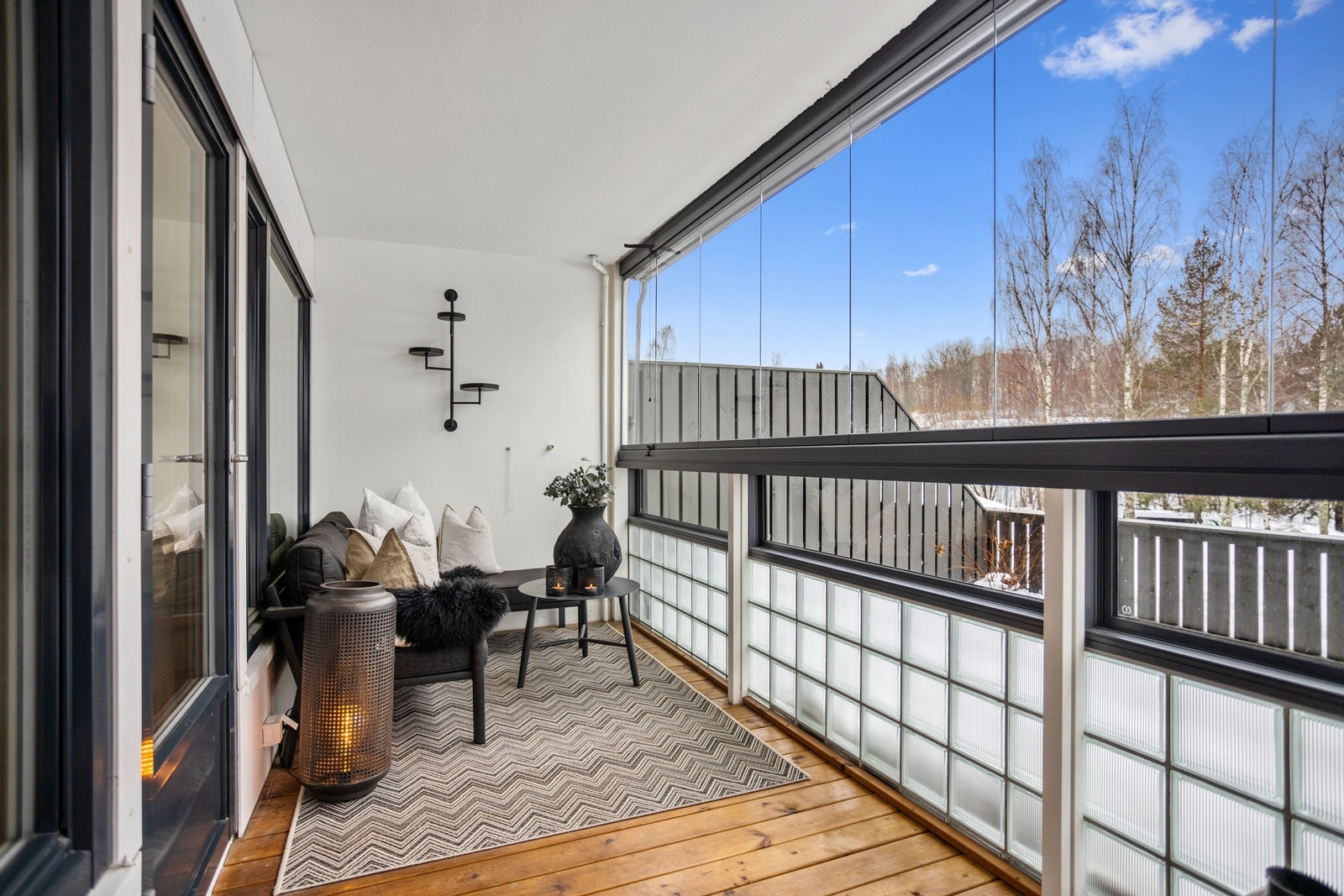 Vinterhagen med utgang fra kjøkkenet, her kan man tilbringe lange kvelder i naturlige omgivelser. Galleribilde