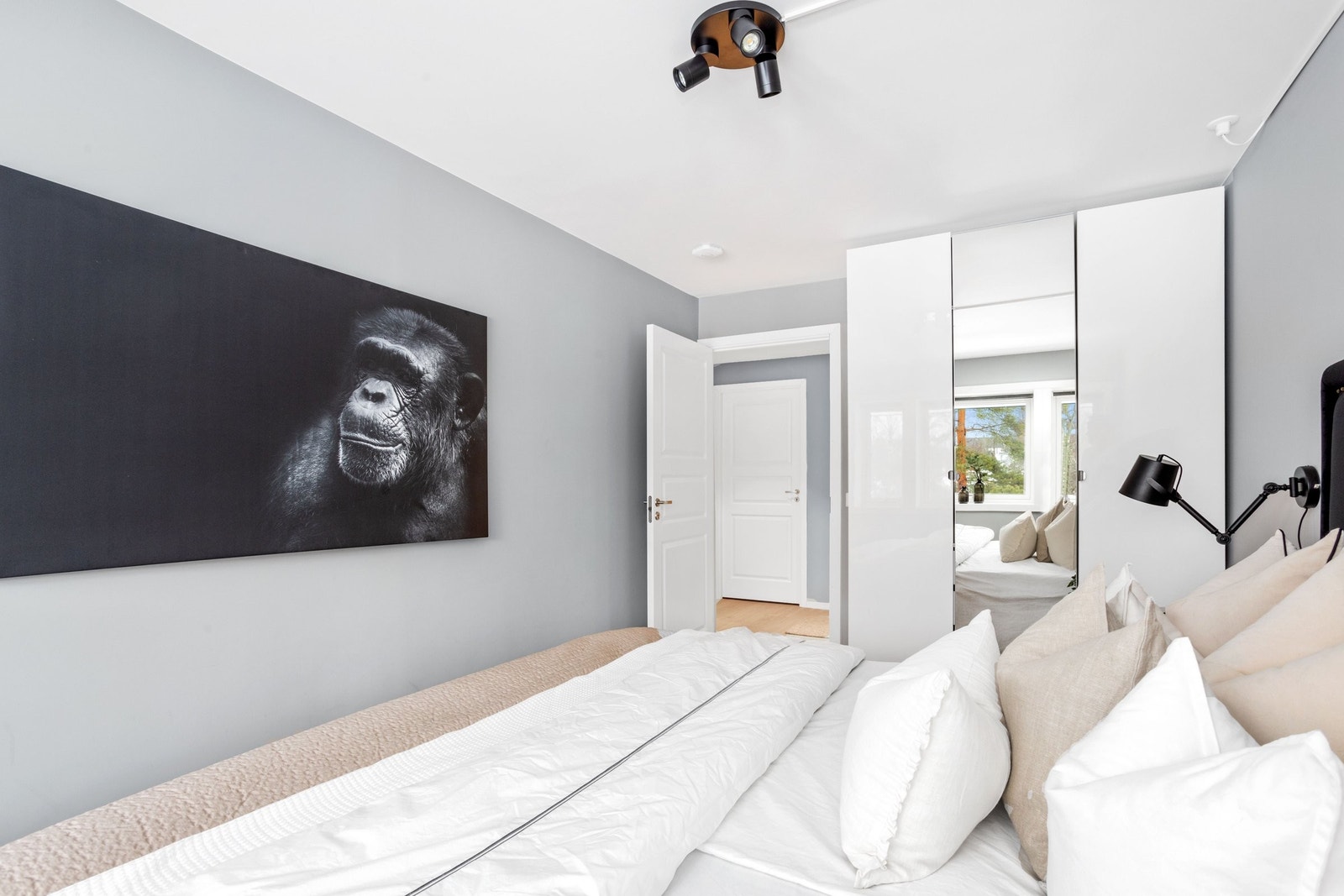 Stort hovedsoverom i lyse farger. Galleribilde