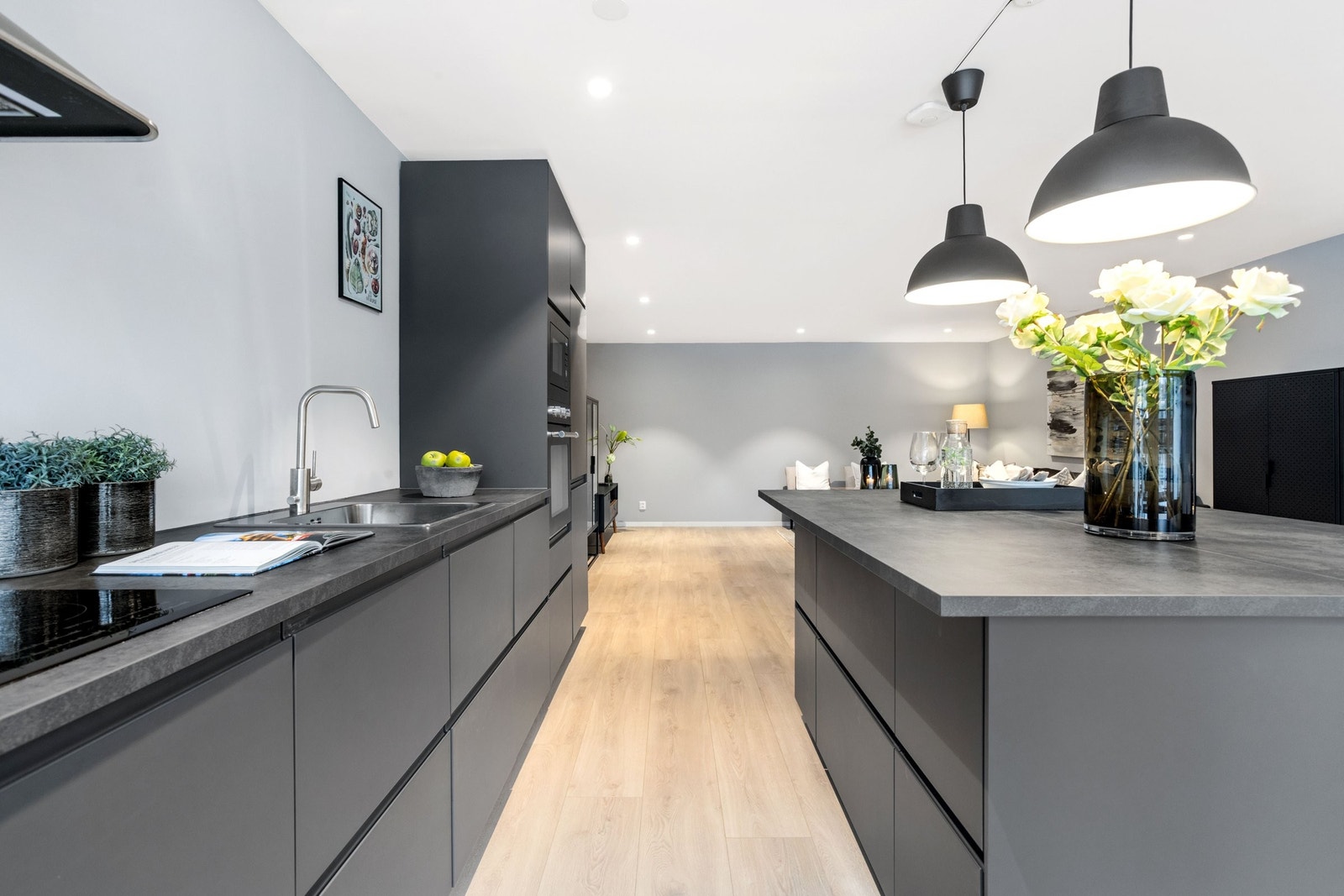 Oppvaskmaskin integrert i kjøkkenet. Galleribilde