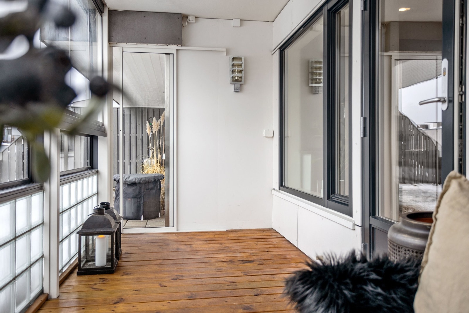 Fra balkongen kan dere gå ut på en stor markterrasse. Galleribilde