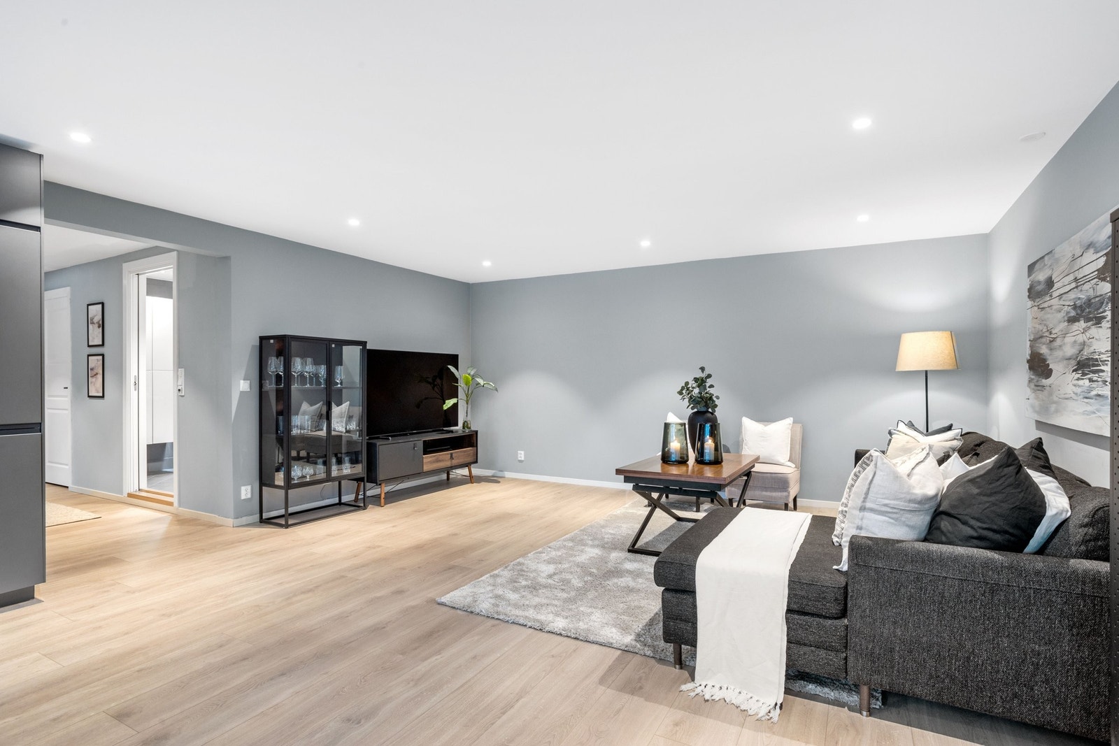 Malte flater og nye downlights fra 2022, lyse moderne fargevalg gir balanse i rommet. Galleribilde