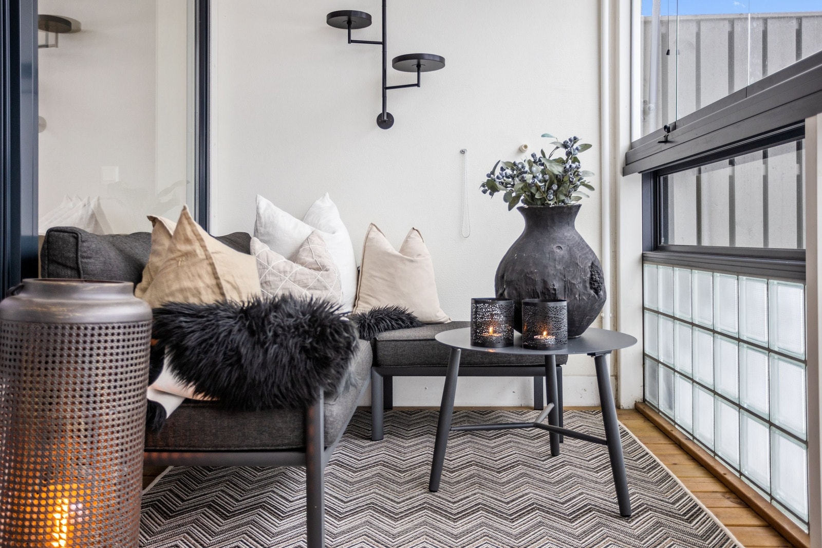 Innglasset balkong gjør dette til et lunt sted selv om man er utendørs. Galleribilde