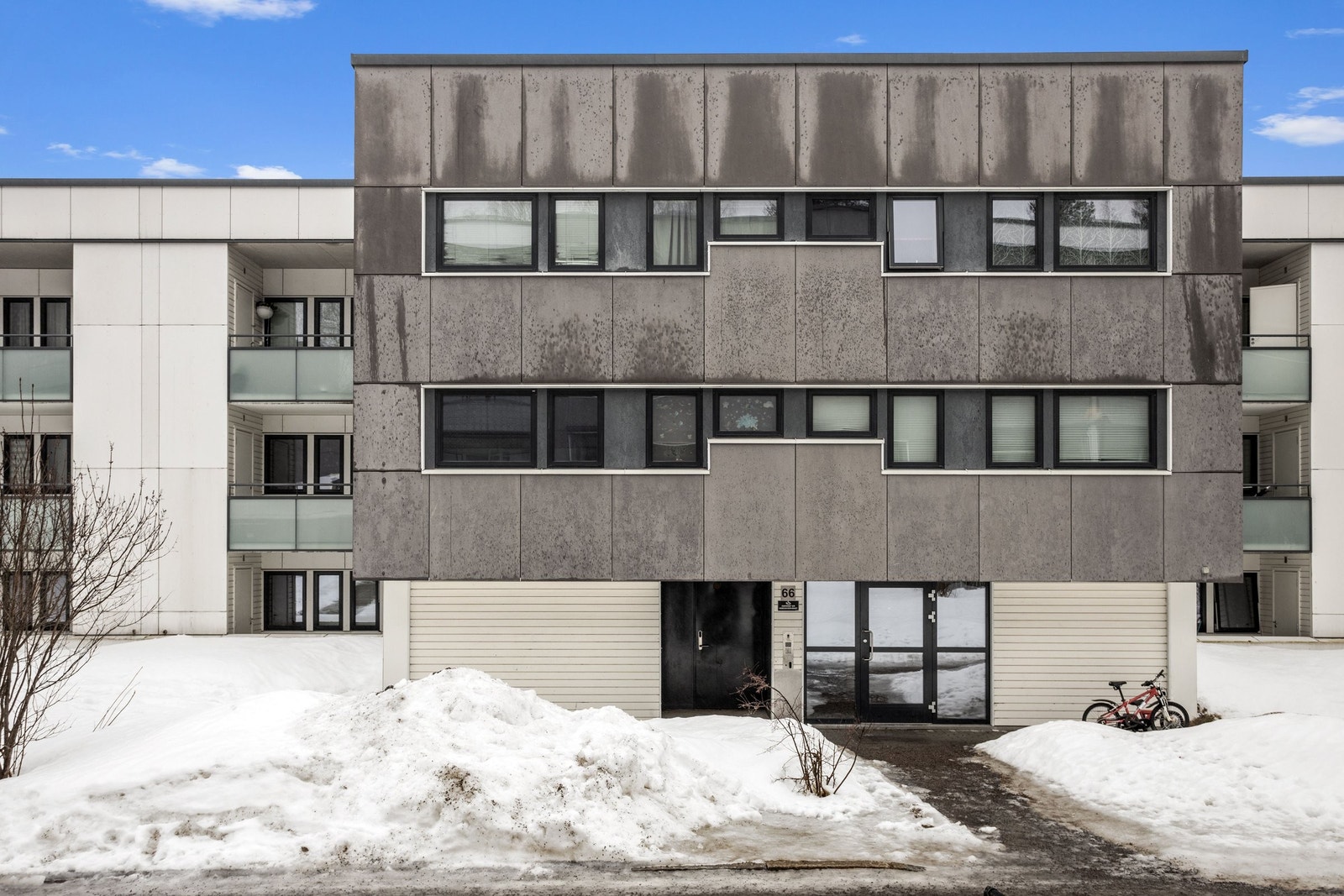 Fasadebilde, leiligheten ligger i underetasjen. Galleribilde