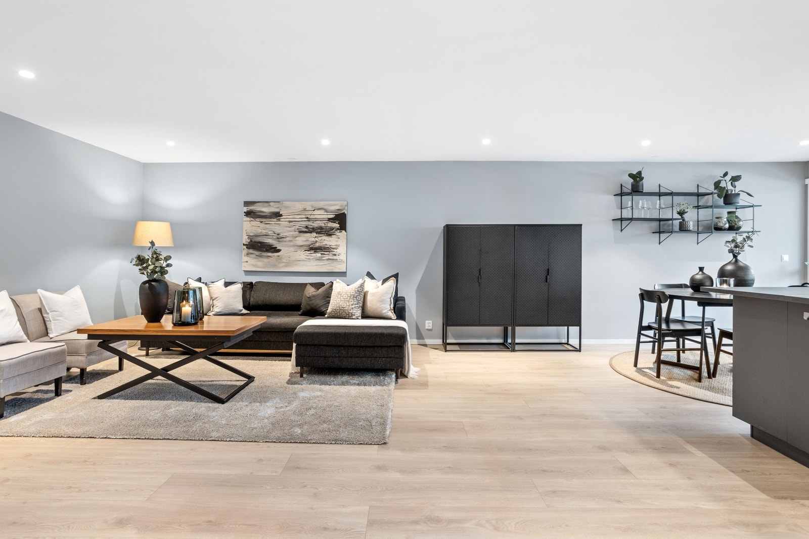 Stuen er luftig og åpen med mange fleksible møbleringsmuligheter. Galleribilde