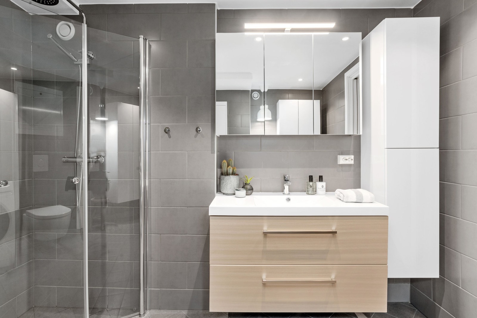 Praktiske skapløsninger på badet sikrer god plass til hele familien. Galleribilde