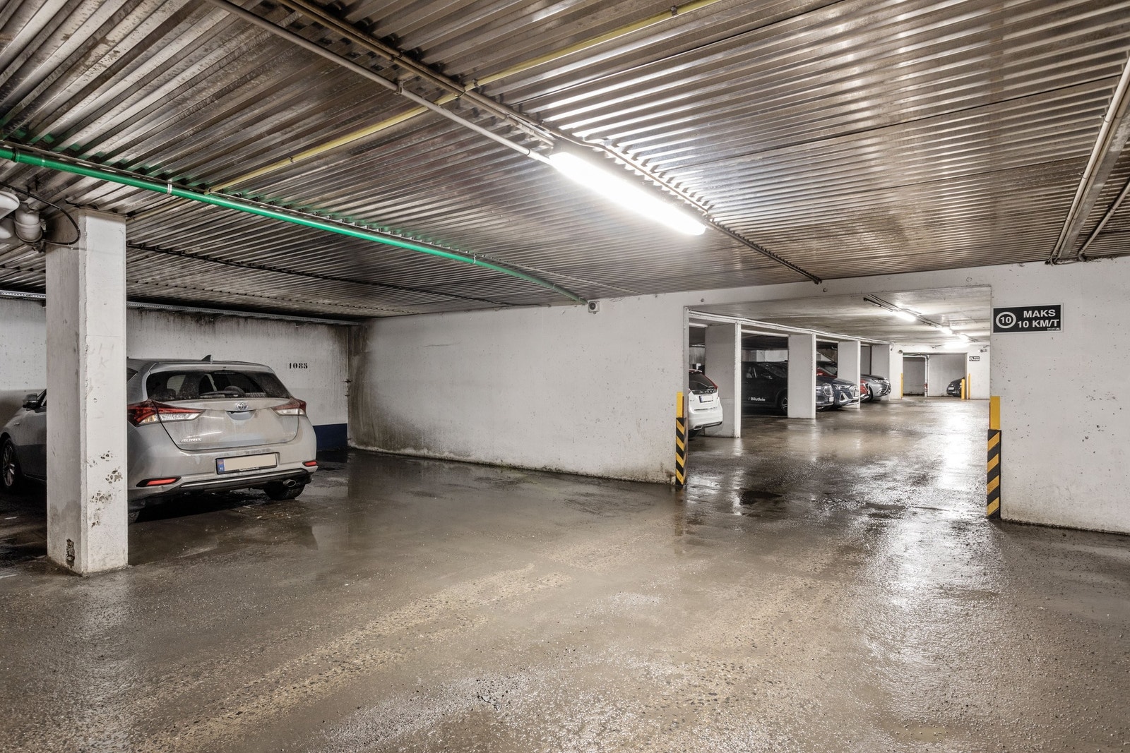 Garasjeplass disponeres av leiligheten, har du ikke bil er det mange som ønsker å leie plass. El-billader kan installeres om ønskelig. Galleribilde