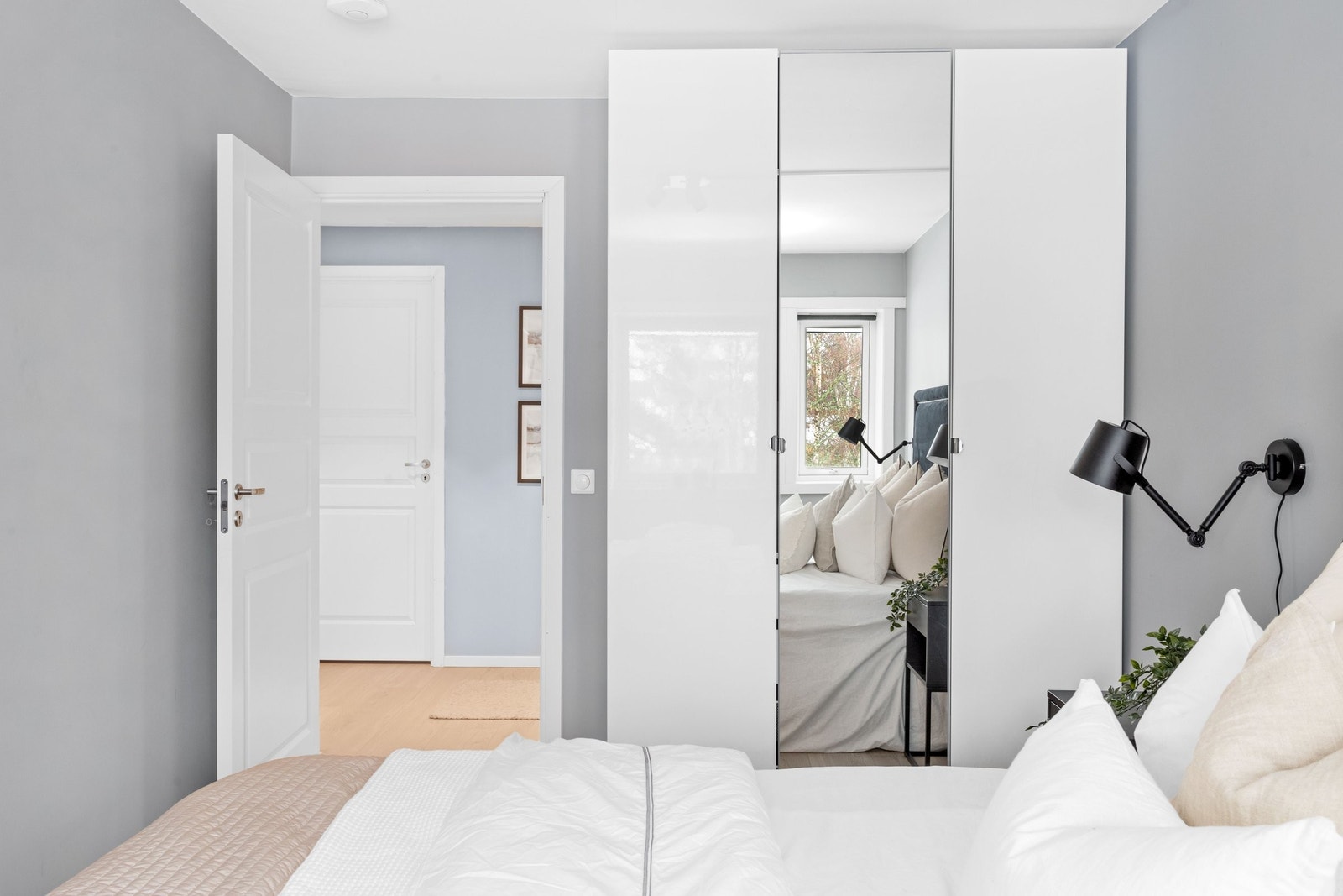 Stort garderobeskap med speilfront. Galleribilde