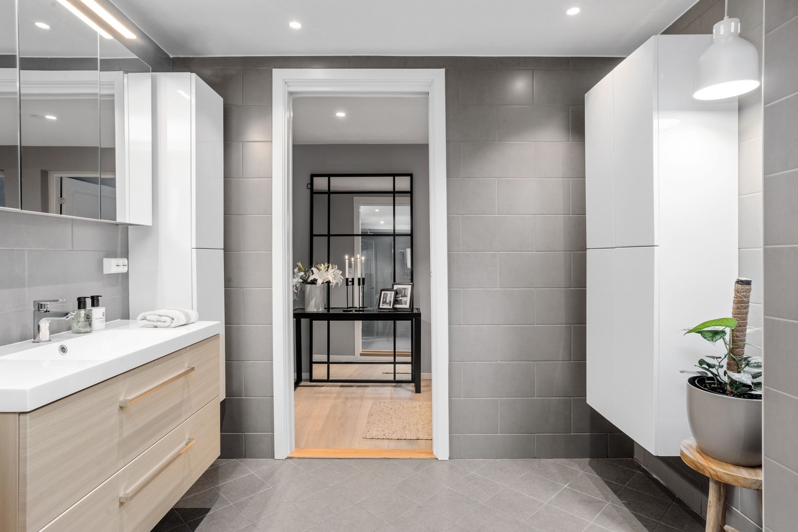 Innbydende bad i moderne design. Her slipper dere bekymre dere for utbedringer i lang tid fremover. Galleribilde