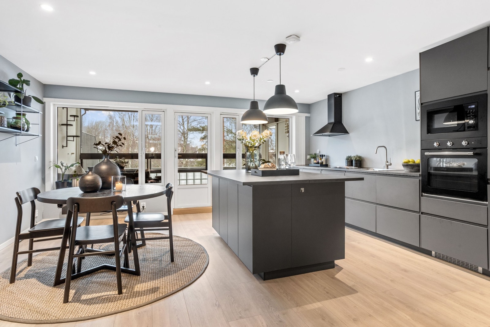 Kjøkkenet ble pusset opp i 2022, integrerte hvitevarer og en stor kjøkkenøy gjør dette til et fantastisk midtpunkt for familien. Galleribilde