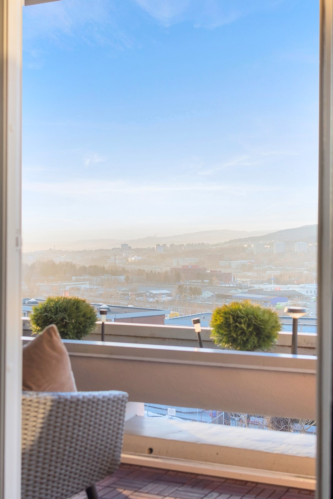 Vi har gleden av å presentere denne lekre 2-romsleiligheten beliggende i hjertet av Lindeberg. Galleribilde