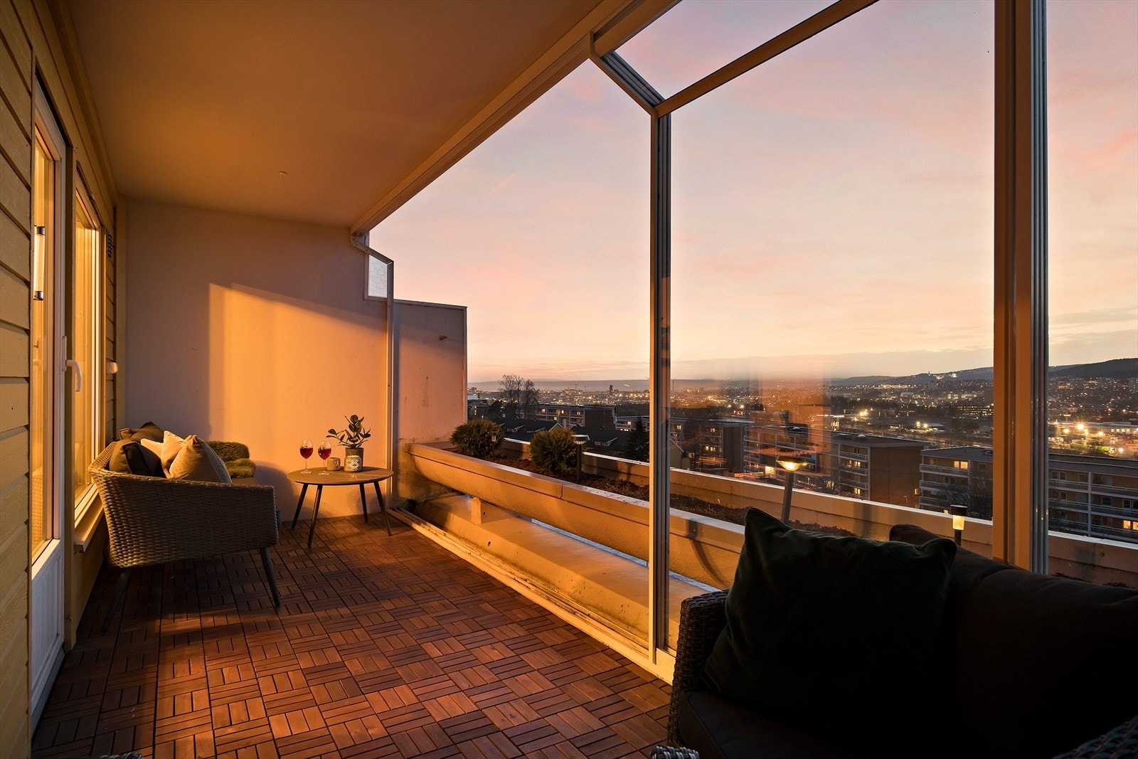 Fra terrassen er det også tilgang til en bod på omtrent 2 kvm. Galleribilde