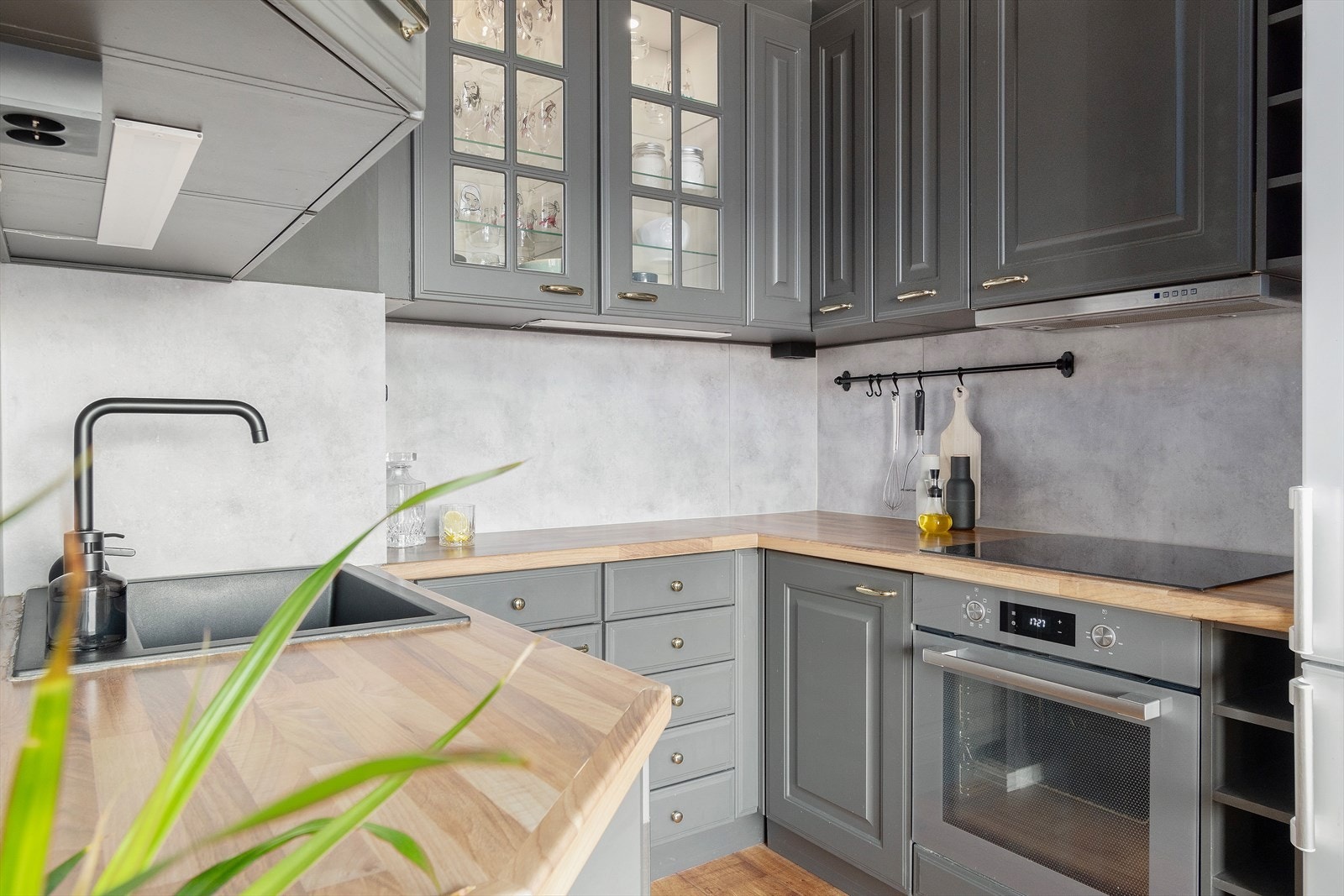 Kjøkkenfronter ble malt i en tidsriktig og lun farge i 2020. I tillegg ble det montert oppvaskmaskin, og kum og blandebatteri skiftet. Galleribilde