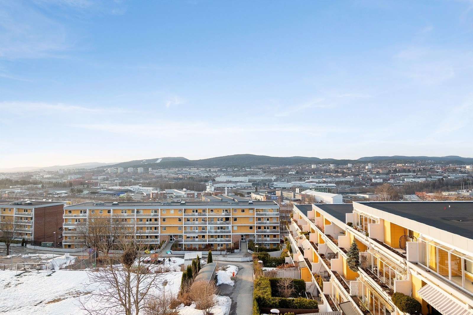 Boligen ligger i et fredelig og barnevennlig boligområde med få minutters gange til buss, T-bane og dagligvarehandel. Galleribilde