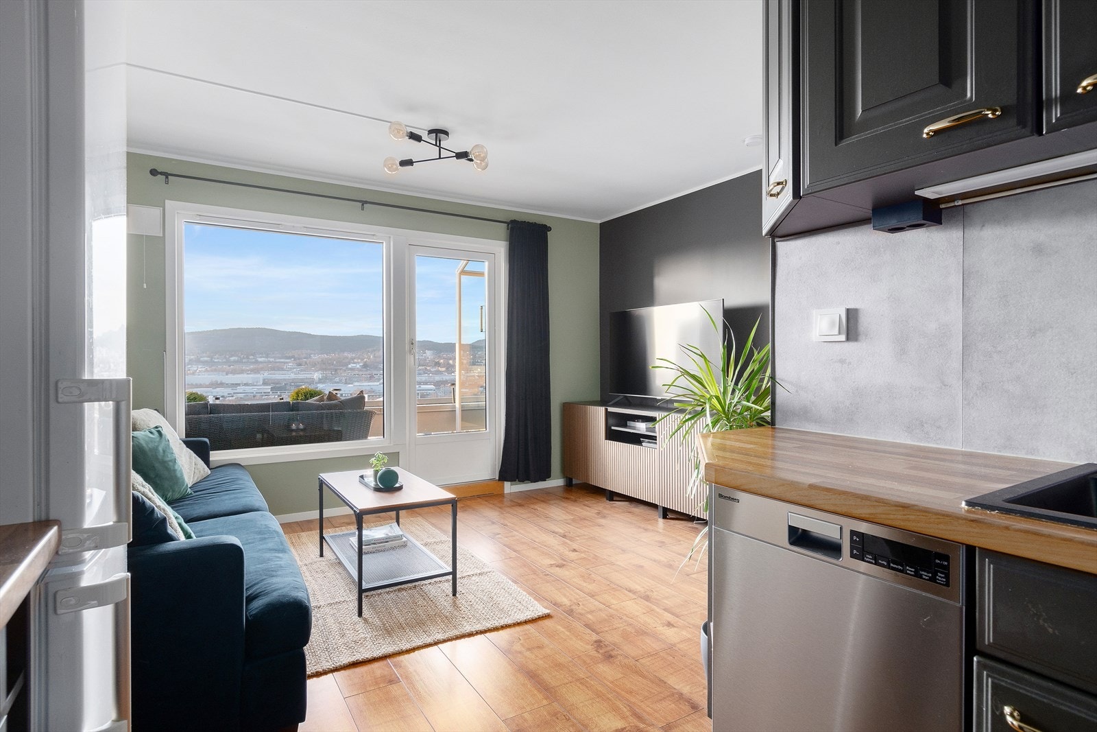 Leiligheten har en luftig planløsning med smart arealutnyttelse, og store vinduer som skaper en ekstra god romfølelse! Galleribilde