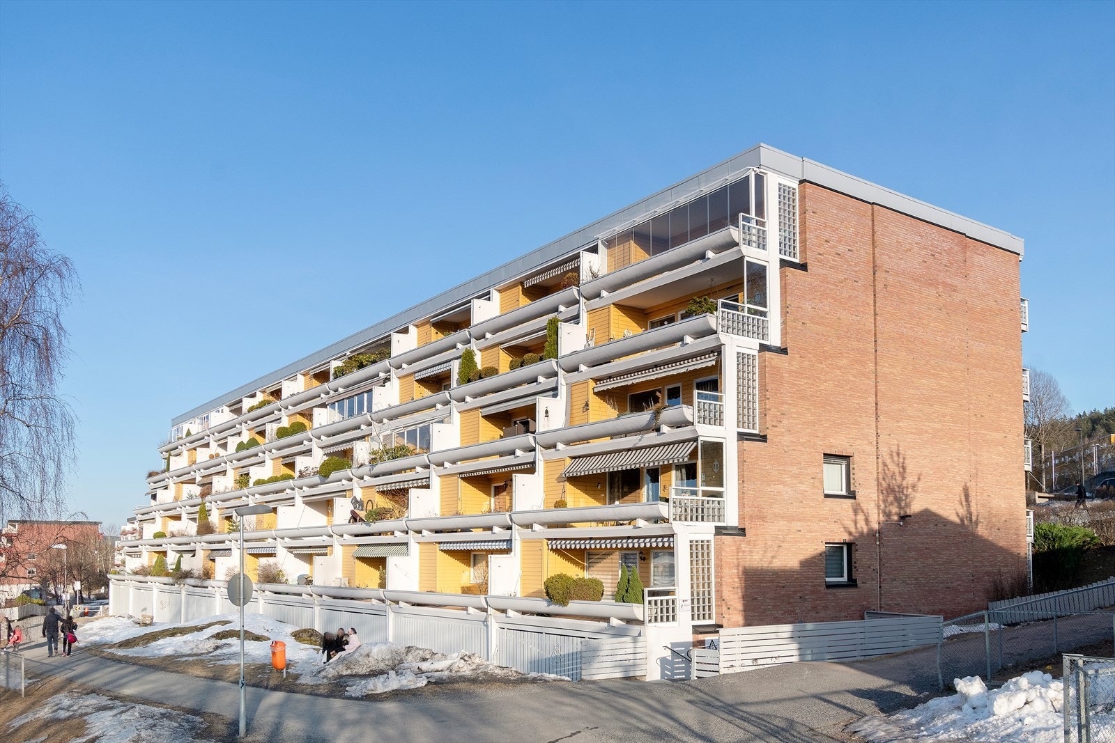 Borettslagets tomt er opparbeidet med grøntområder, samt hyggelige tun med benker mellom bygningene. Tomten har sykkelstativer og lekeplasser, samt liten kunstgress-, sandvolleyball- og petanquebane. Galleribilde