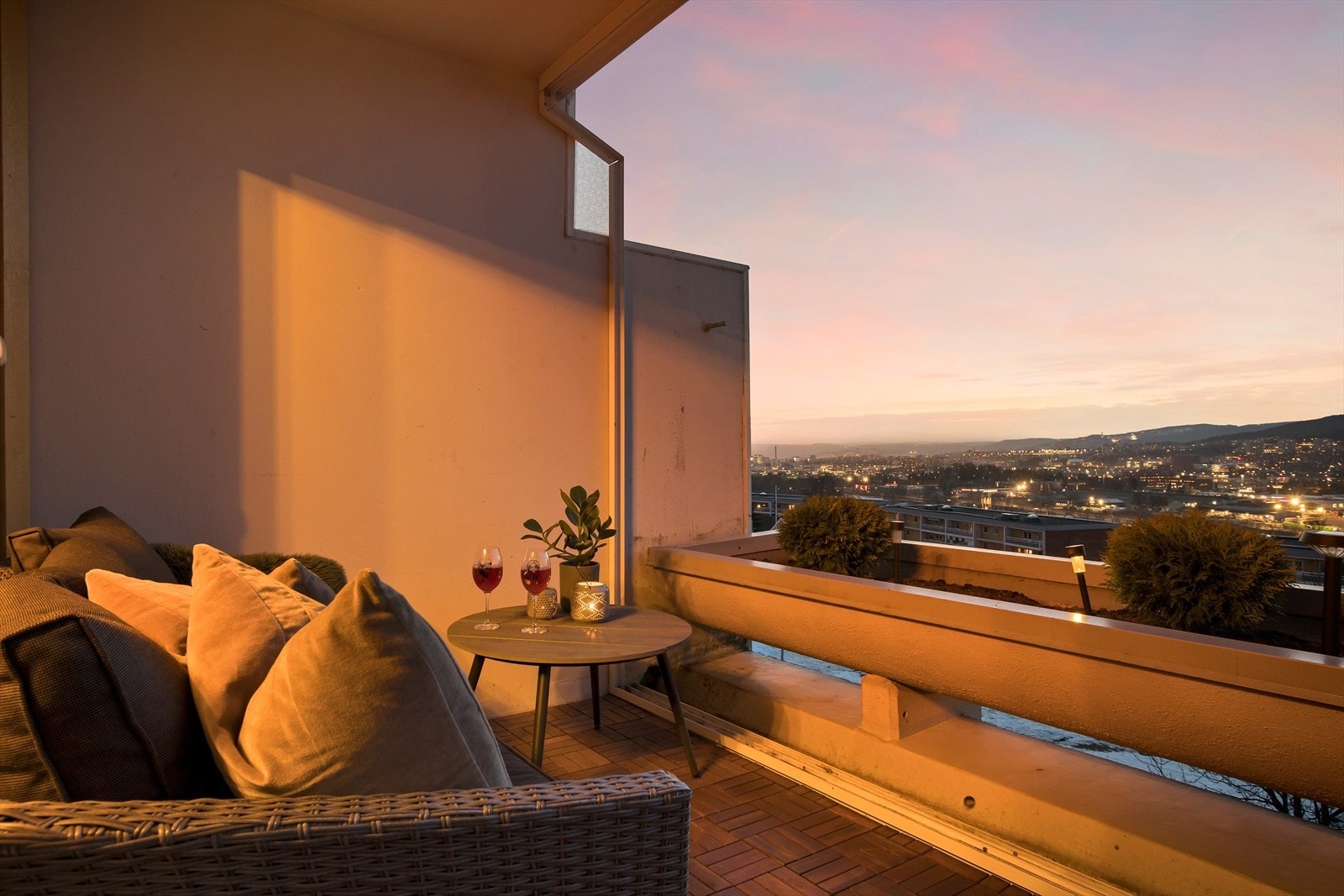 Terrassen er innglasset, noe som gjør at man kan sitte ute selv i vær og vind. Galleribilde