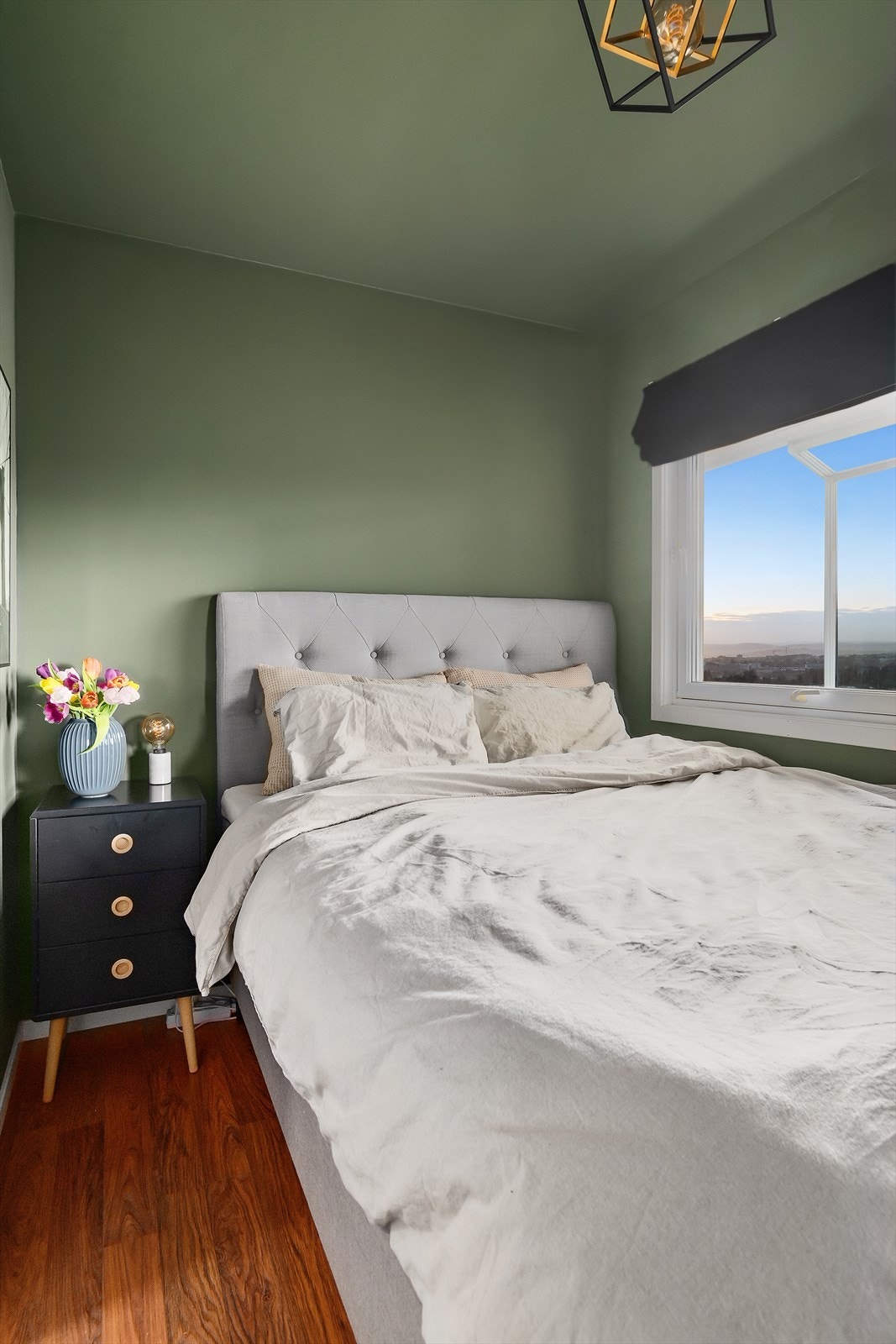 Leiligheten har et lunt og behagelig soverom med plass til dobbeltseng og nattbord. Galleribilde