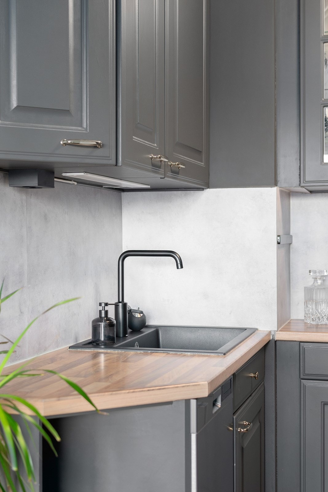 I senere tid har platetopp, kjøkkenvifte og komfyr også blitt byttet. Galleribilde