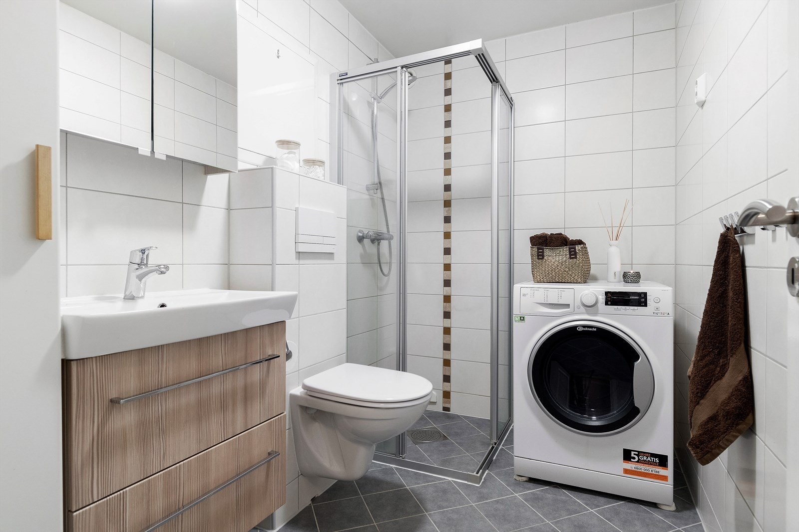 Badet er av god størrelse og har tidløse fliser og innredninger. Borettslaget renoverte badet i 2014. Galleribilde