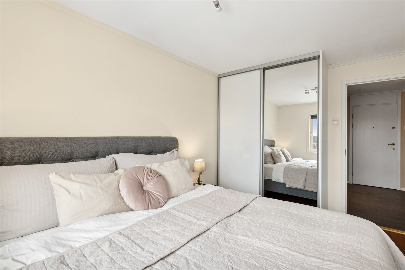 Her er det montert en praktisk skyvedørsgarderobe. Galleribilde