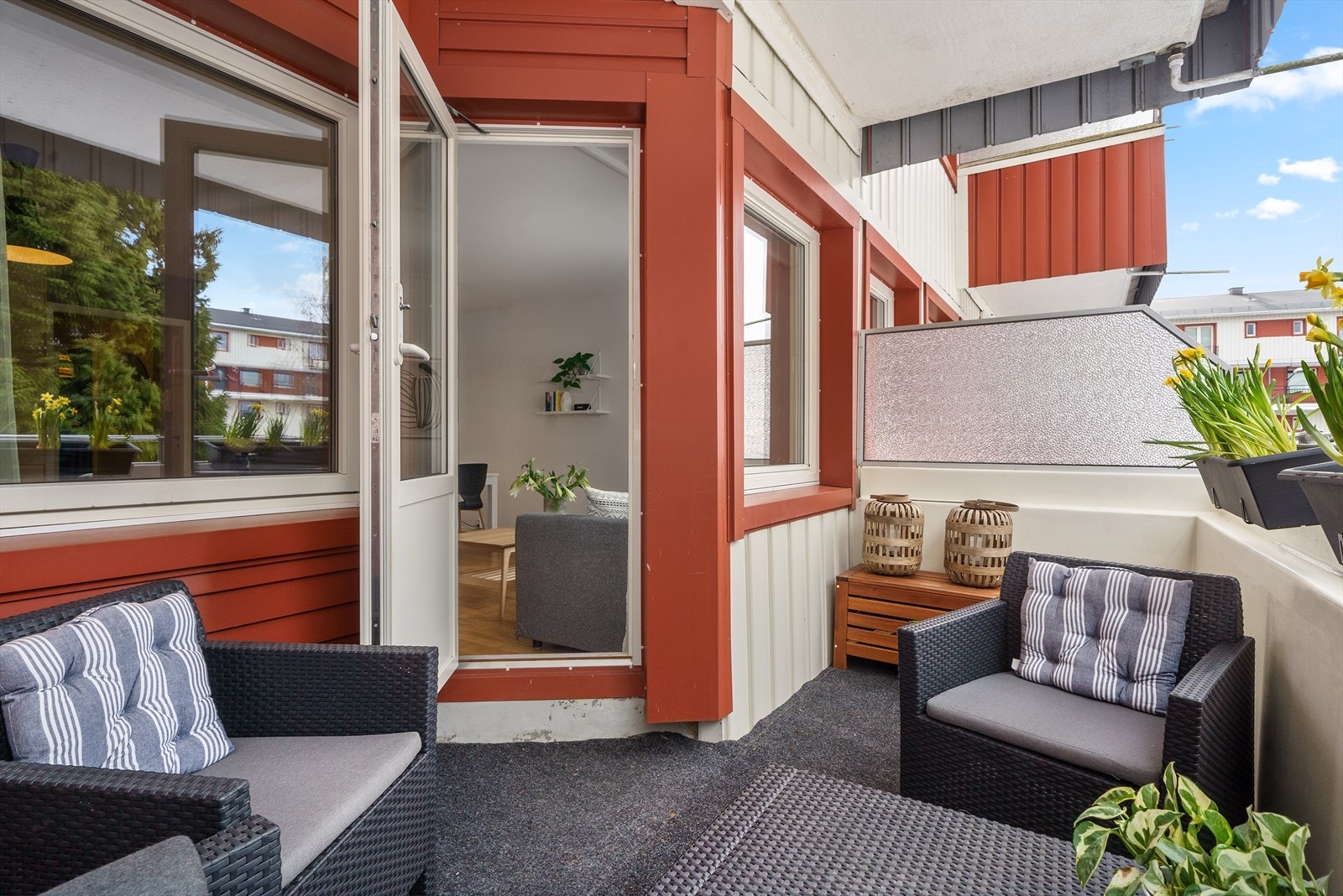 Utgang fra stuen til en romslig nordvestvendt balkong på 7 m². Galleribilde