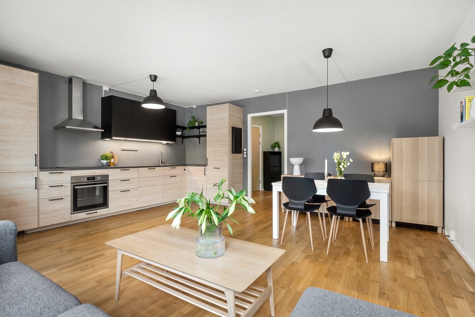 Lekkert IKEA-kjøkken fra 2020 med integrerte hvitevarer som kombinert kjøl og fryseskap, komfyr og induksjonstopp. Galleribilde