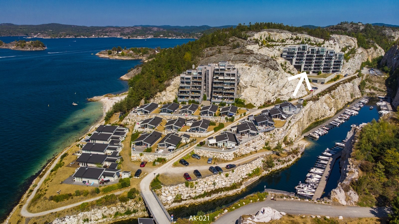 Fra leiligheten er det ca. 5 min med hurtiggående båt til Kragerø sentrum hvor byens atmosfære er en attraksjon i seg selv. Galleribilde