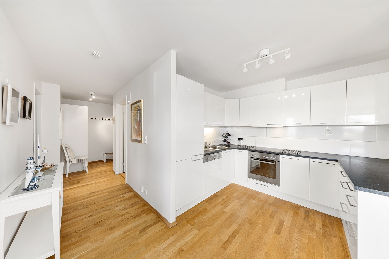 Integrerte hvitevarer (komfyr, steketopp, oppvaskmaskin og kombinert kjøl/frys) som medfølger salget. Galleribilde