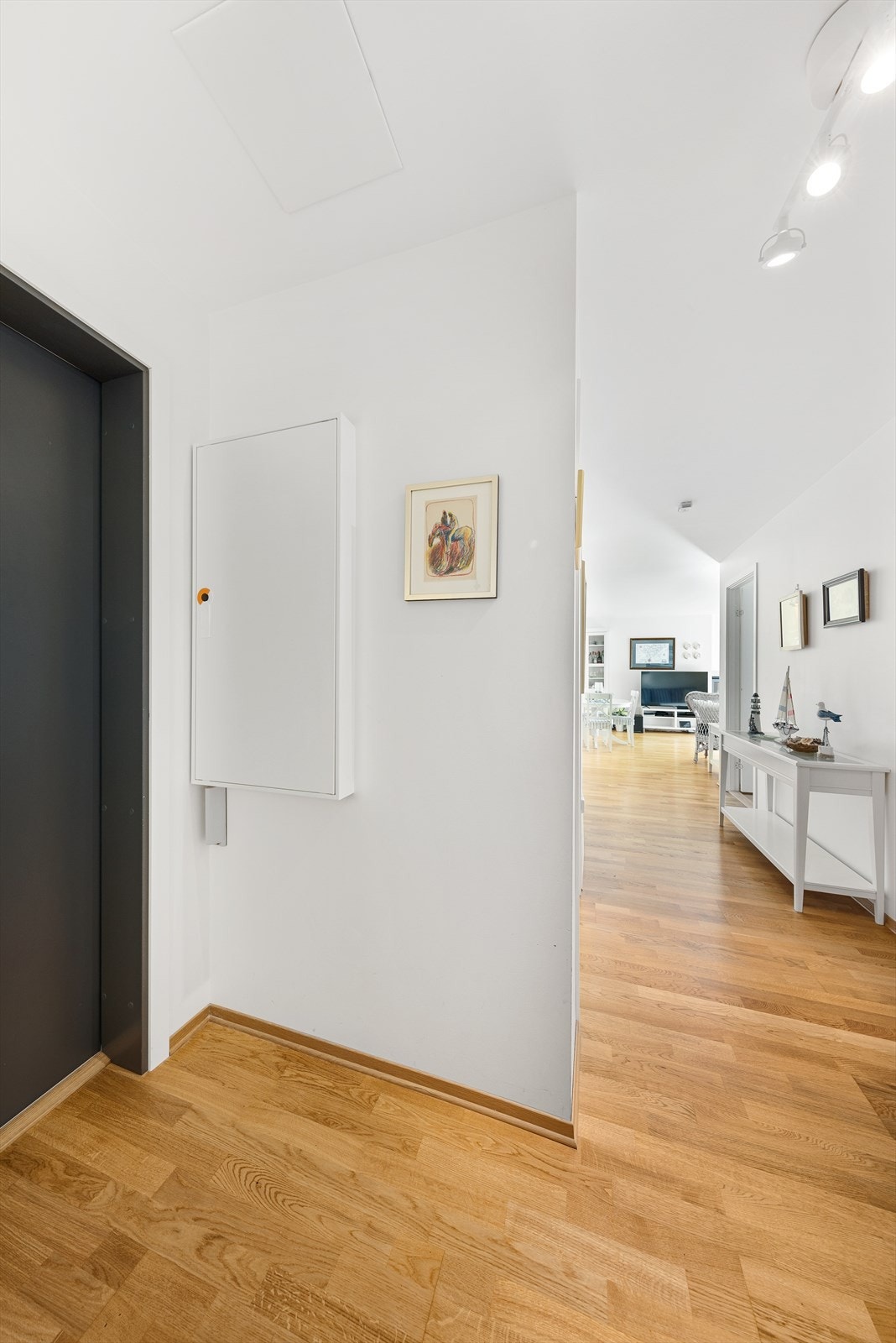 Leiligheten er velholdt og holder en gjennomgående god standard med lysmalte overflater og pene parkettgulv. Galleribilde